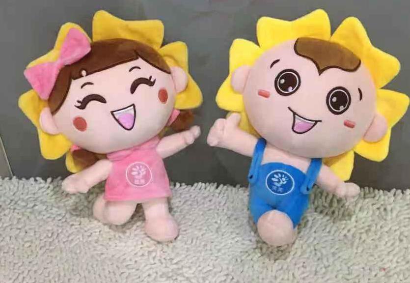 A pair of smiling sunflower plush characters from the Weibufang portfolio
